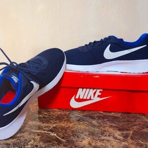 New in box Nike  tanjun running shoes